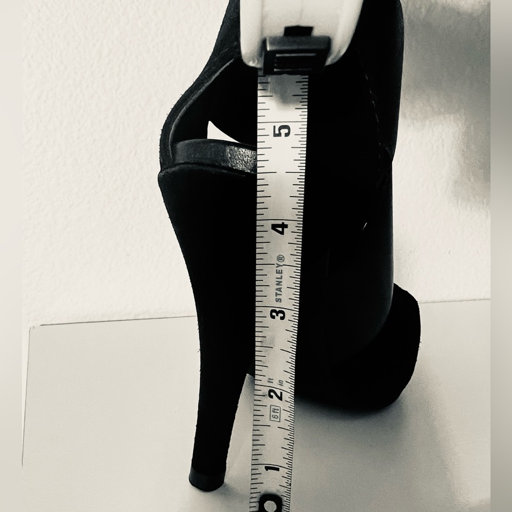 Never worn, very good condition, no tags or box
